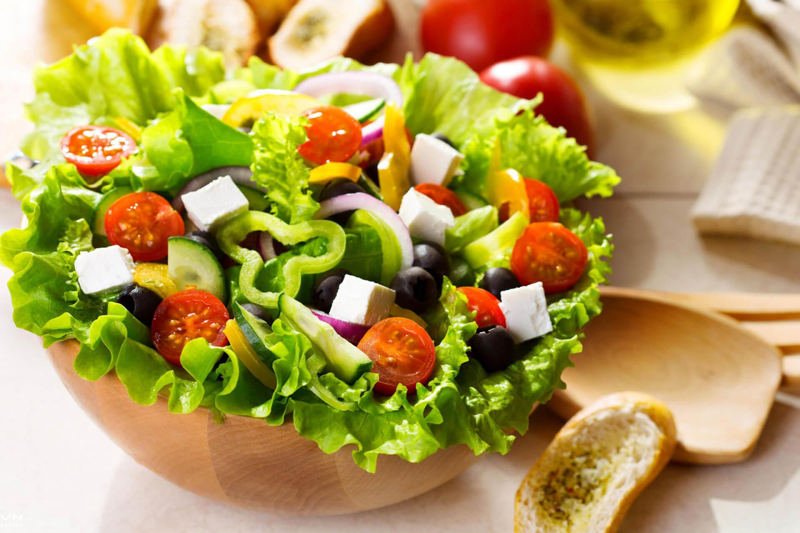 salad rau củ quả sẽ là đồ ăn vặt giảm cân mang lại rất nhiều lợi ích cho vóc dáng